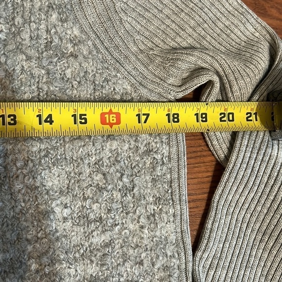 Banana Republic Italian Yarn sweater - Picture 6 of 9